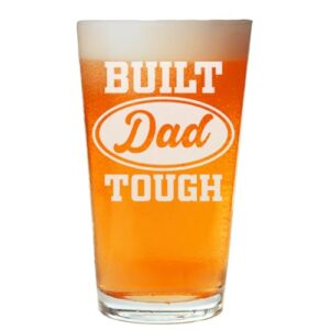 Caneca de cerveja gravada Built Dad Tough Design, Cheers to Tough Dads That Built Different, Dia dos Pais e Presente de Aniversário para amantes de cerveja, festas e ocasiões especiais (Cervejas)