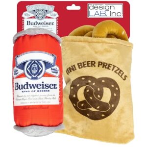 design LAB, Inc. Budweiser Beer Dog Toy | Pacote de espuma e lanche para cães | Budweiser brinquedo lata de cerveja e pretzel de ninho para cães | Brinquedos barulhentos interativos para mastigar (Cervejas)
