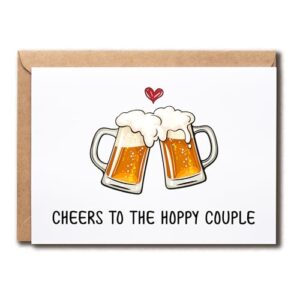 SMHGifts Cartão Cheers to the Hoppy Couple - Cartão de cerveja - Cartão de casamento de cerveja - Cartão de casamento feliz - Cartão de noivado de parabéns - Cartão fofo - Cartão para casal (Cervejas)