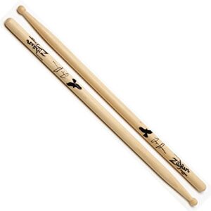 Projetado pelo baterista de Foo Fighters, Taylor Hawkins, este bastão de assinatura é semelhante a um 5B, mas possui uma ponta grande e redonda para tons completos e ótima projeção. O bastão é bem equilibrado e versátil, tornando-o excelente para música do rock. (CDs)