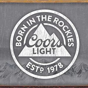Desperate Enterprises Coors Light - Placa de lata Born In The Rockies - Decoração de parede de metal vintage nostálgica - Feita nos EUA (Cervejas)