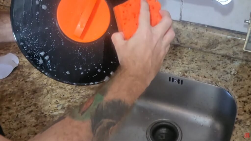 Como lavar e limpar disco de vinil. Crédito: Marcelo Scherer.