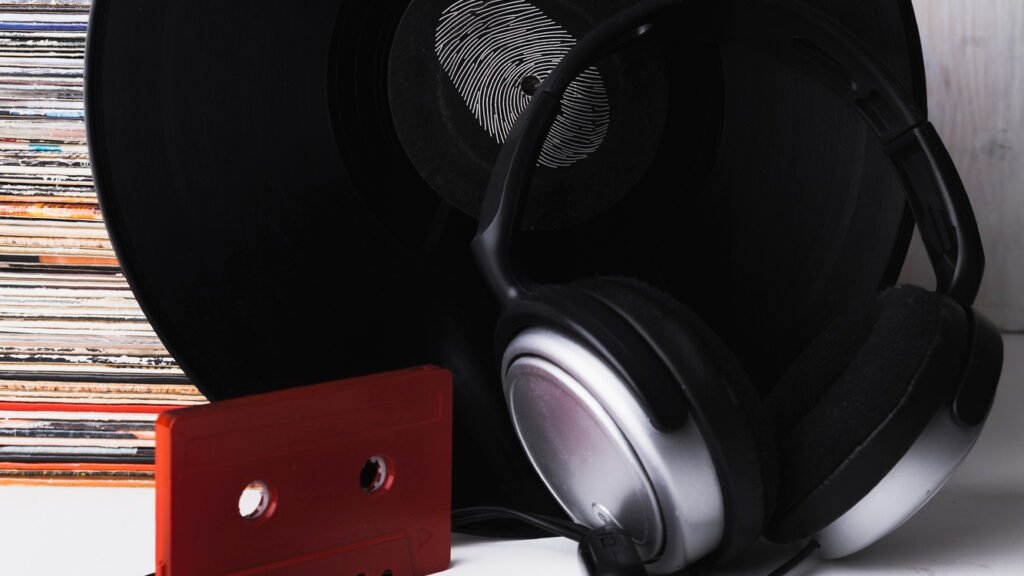 Tendências de equipamentos clássicos: Fita k7, Disco de Vinil e Fone de Ouvido