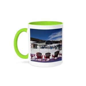 3dRose EUA, Colorado, Breckenridge, ski lodge, Peak 7 - US06 WBI0083 - Walter Bibikow Caneca verde de dois tons de 325 ml (Cervejas)