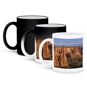 3dRose Sunrise, Monumento Nacional do Colorado, Colorado, EUA - US06 CHA0055 - Chuck Haney Caneca mágica transformadora de 325 ml (Cervejas)