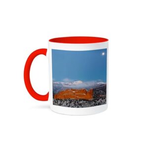 3dRose Colorado, Colorado Springs. Moon, Pikes Peak e formação de arenito. Caneca vermelha de dois tons de 425 g (Cervejas)