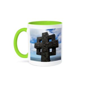 3dRose Wales, Colwyn. Cruz celta no cemitério de St. Tudno no Grande Orme. Caneca verde de dois tons de 325 ml (Cervejas)