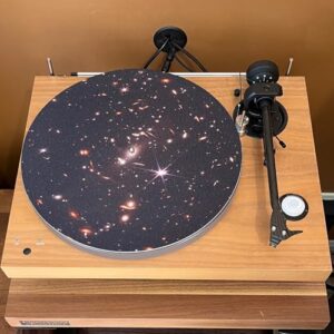 James Webb First Deep Field – Tapete deslizante para toca-discos gráfico – Tapete de 29,8 cm para toca-discos de vinil de 30,5 cm – Melhora o suporte de som – Tapete para toca-discos de 1/20.3 cm de (Equipamentos)