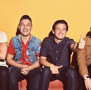 Fotografia Arctic Monkeys 28 x 43 - Retrato de banda maravilhosa - Impressão de pôster fotográfico (CDs)